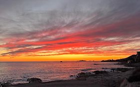 Cabanon sur la plage vue sur les Sanguinaires